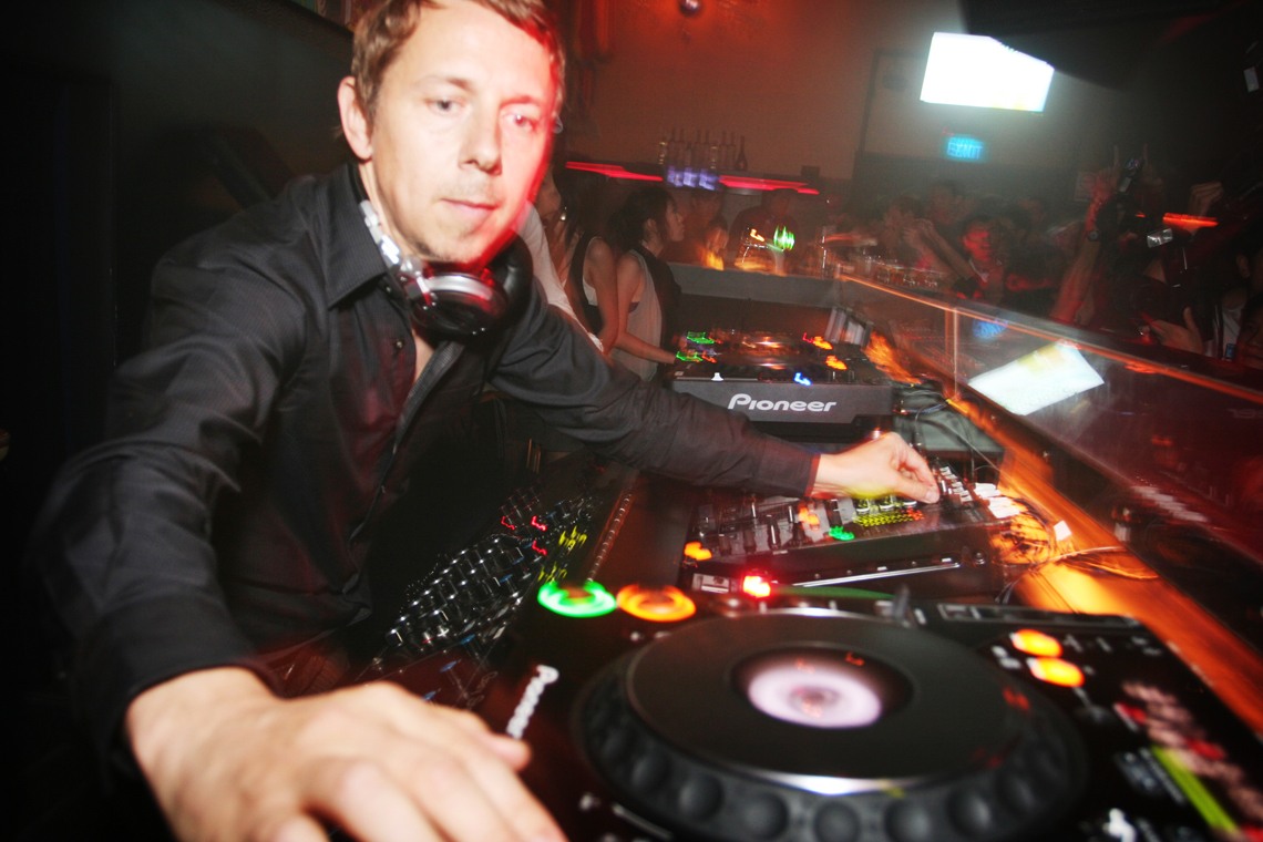 Gilles Peterson playing in a club